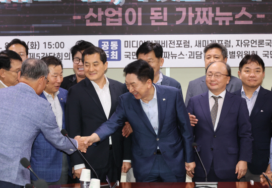 김기현(가운데) 국민의힘 대표가 22일 국회 의원회관에서 열린 국민의힘 가짜뉴스·괴담방지 특별위원회 세미나 '가짜뉴스·괴담, 무엇을 노리나? 산업이 된 가짜뉴스'에서 참석자들과 인사를 나누고 있다.<연합뉴스 사진>